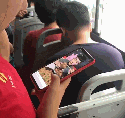 大妈你确定让你流口水的是美食吗？原来帅可以当饭吃！