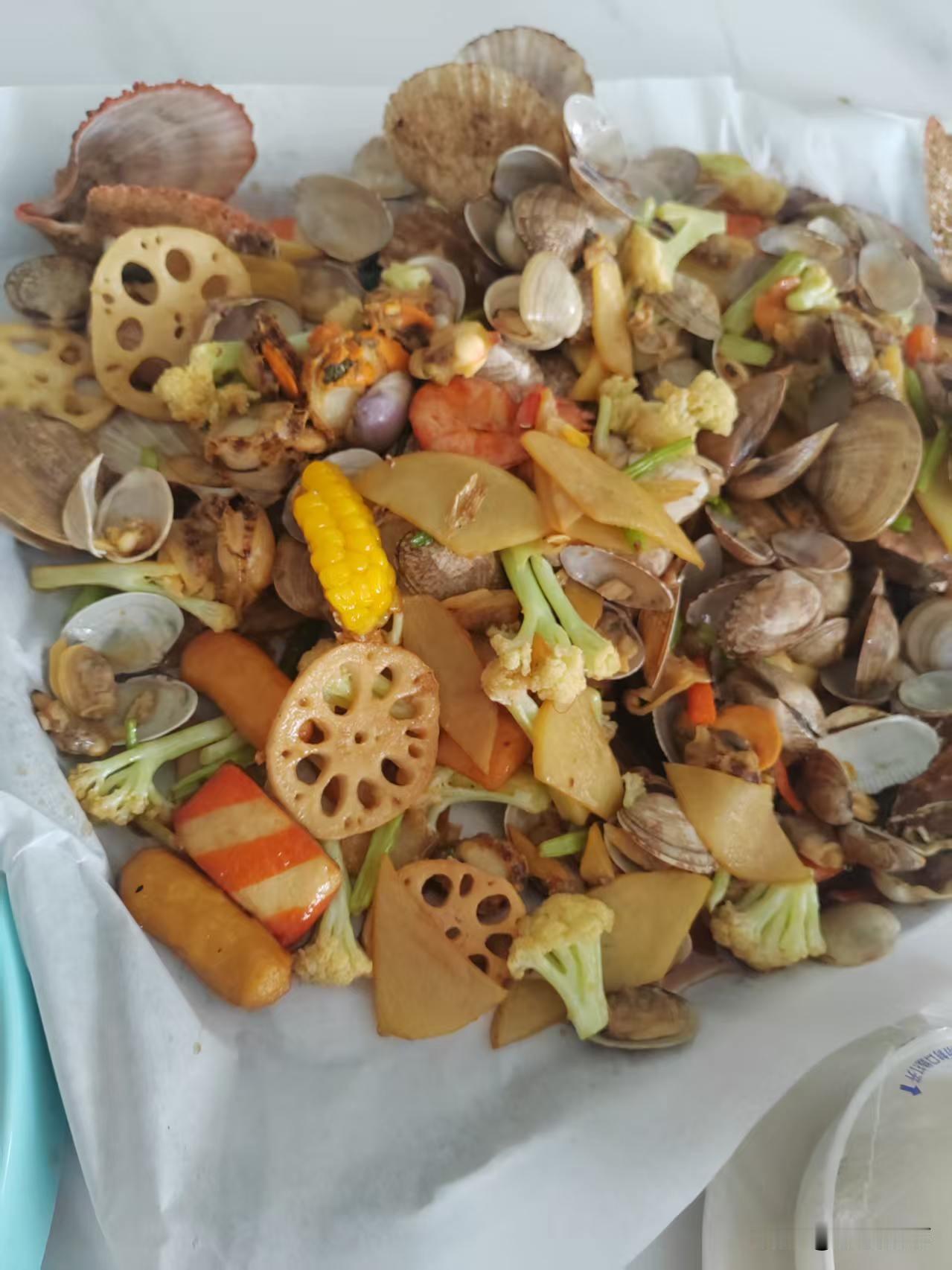 花甲、扇贝吐沙洗净，鲜虾去虾线；莲藕、土豆切片，花菜切小朵，备玉米、火锅丸。
热