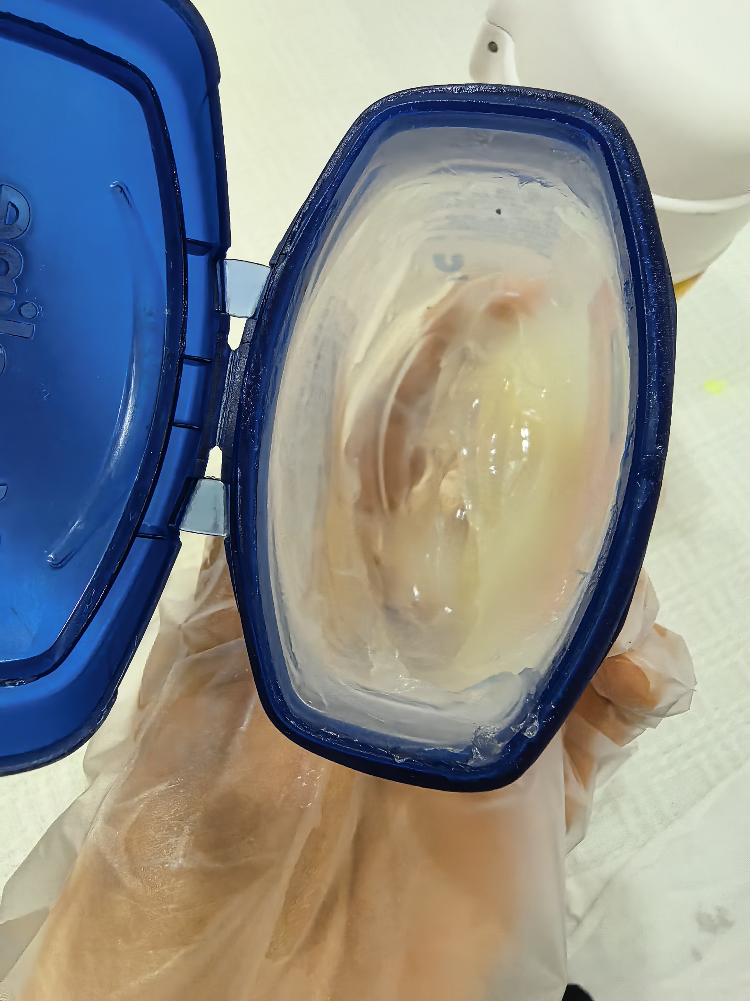 这凡士林真的是个好东西。护手:擦一层护手霜，涂满凡士林，戴上手套。护脚:晚上脚后