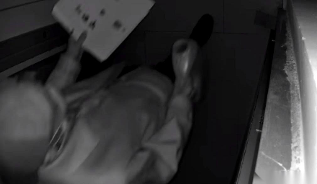 云南曲靖一户人家的监控，拍下了可能是近几年最恶心的一幕。
一个男人，凌晨三点，正