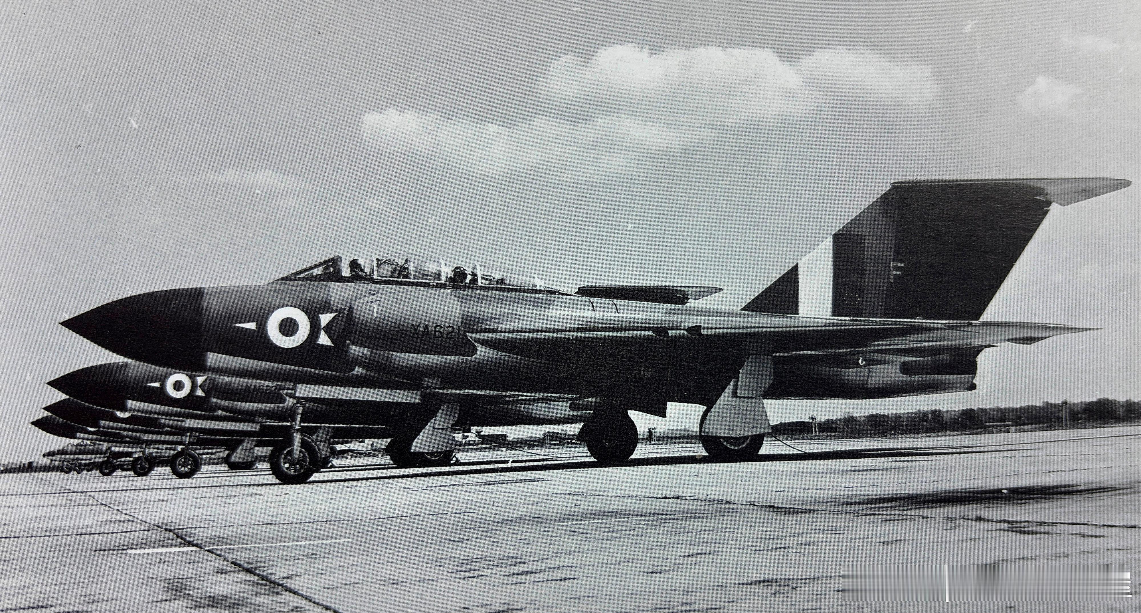 英国皇家空军第46中队的Gloster Javelins标枪战斗机群。该机195