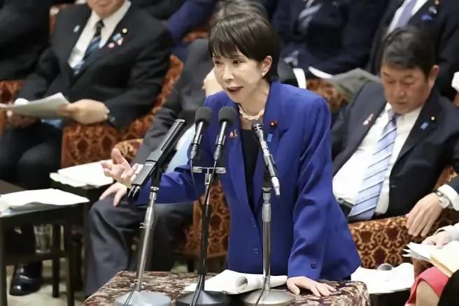 日本与中国的关系本身就非常微妙和脆弱。

日本作为侵华战争加害国，
14年的战争