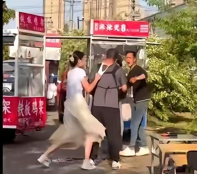 女子内裤套男人头这事，我想的更多的不是因何发生冲突、冲突后男人的心情和事后的处理