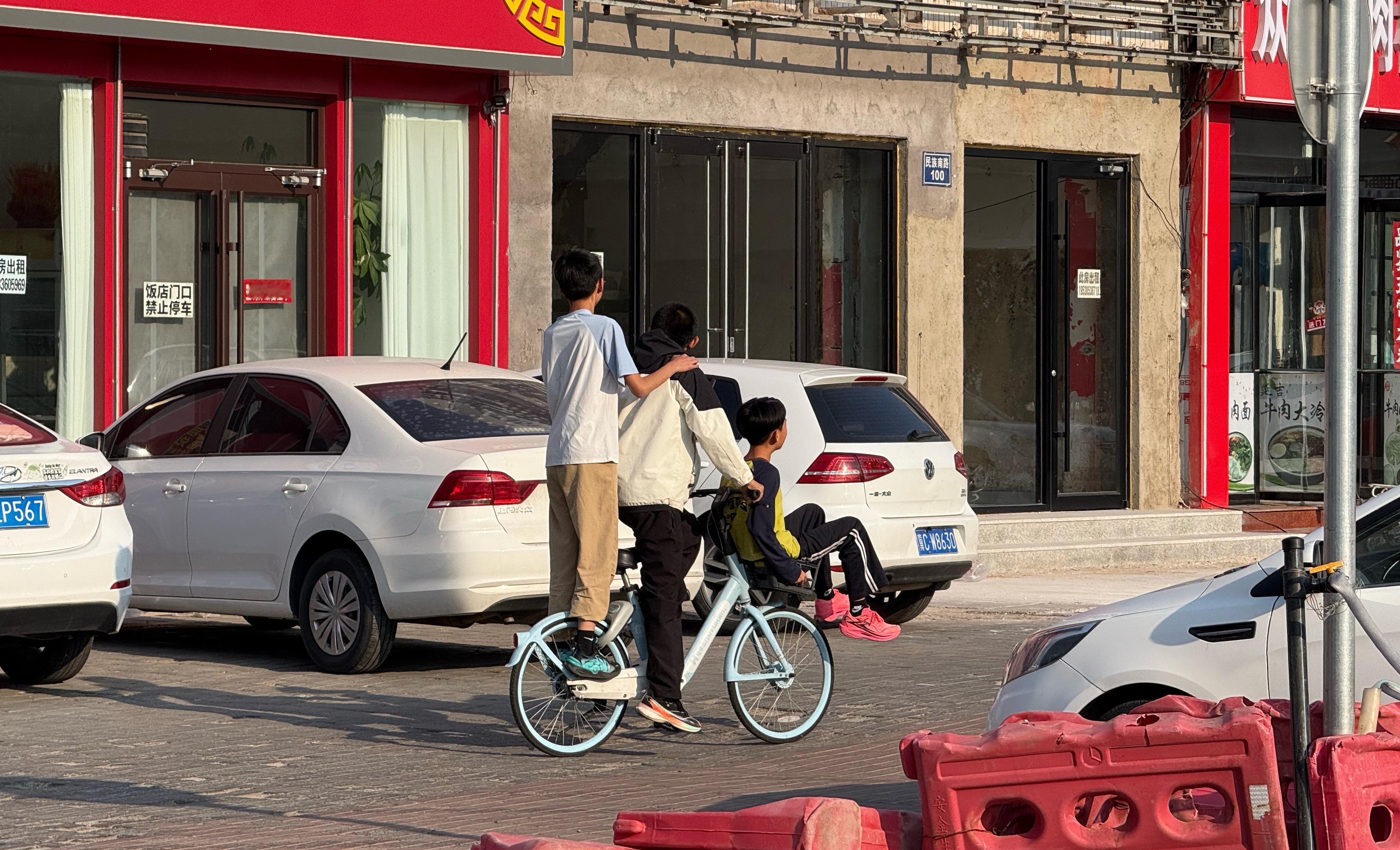 我天，这三小孩玩杂技呢？这也太危险了[衰] ​​​