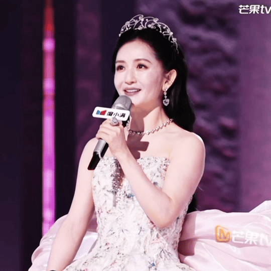 谢娜浪姐直播哭了 一看到谢娜回归浪姐直播就泪目，她一开口就是熟悉的感觉，群像女综