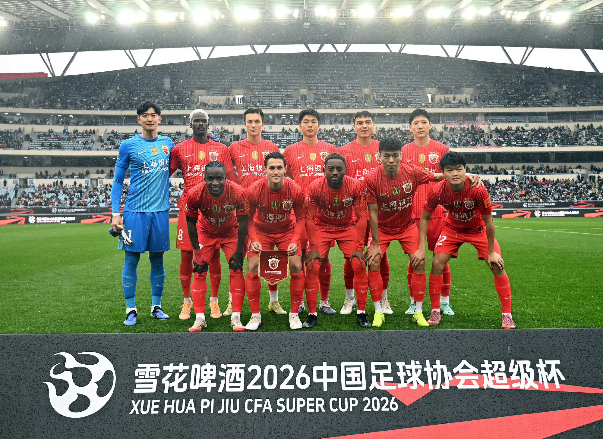 北京国安：时隔23年再夺超级杯冠军，跨年获得“双杯王”。上海海港：连续3年获得超