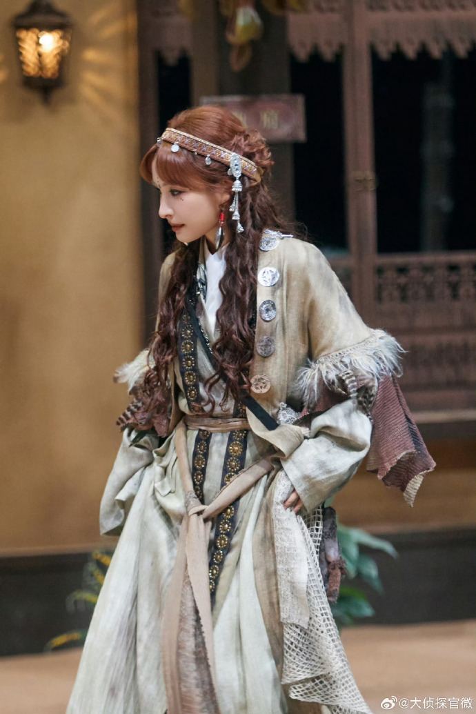 吴昕被夸穿搭越夸张造型越正确吴昕大侦探夸张造型 吴昕的夸张穿搭太有格调，越疯越出