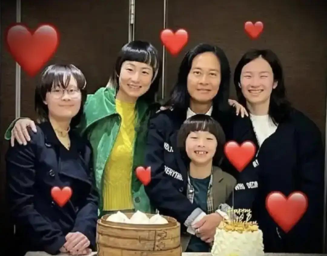 香港老牌组合草蜢至今仍然活跃在演出市场，组合中的三个成员各有各的家庭，生活都很幸