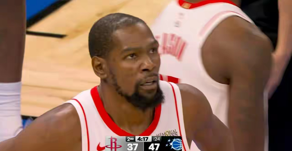 火箭老将杜兰特真是太让人心疼了！在今天火箭客场挑战魔术的比赛中，当时比赛进行到了