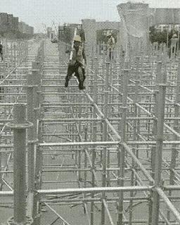 工人师傅高空作业健步如飞