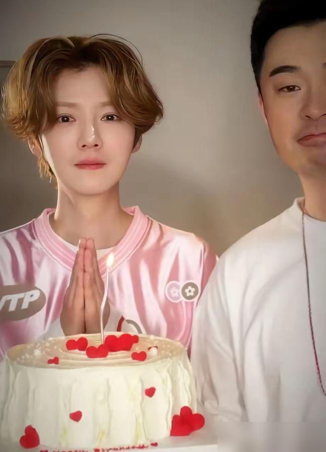 陈赫把奶油抹在他鼻尖，他挤出个笑，但瞒不住了。关晓彤，连续两年零点静悄悄，400