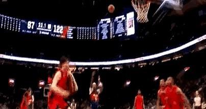 被抱摔了还赔钱，这事儿真没见过。

开拓者打奇才，比赛最后33秒，杨瀚森卡位抢板