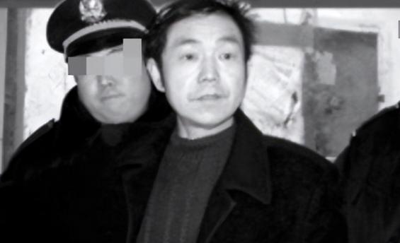 1998年，在西安某条偏僻的小巷里，一群染着黄毛的人正在殴打一个高中生，当高中生