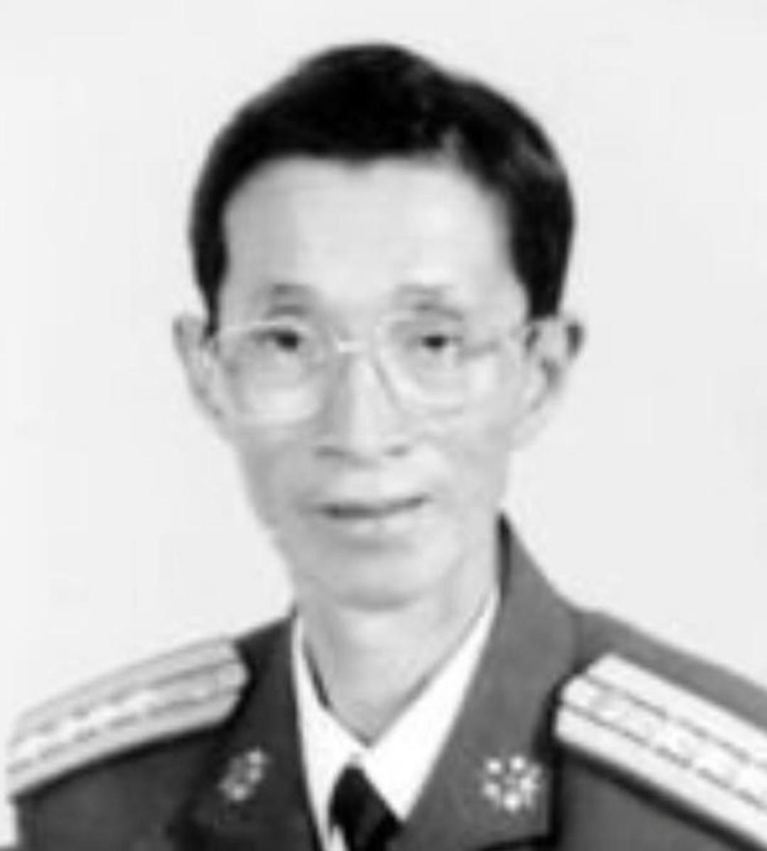 1959年10月，文化干事张重天去往颐和园游览，走着走着碰到了1位散步的老者。张