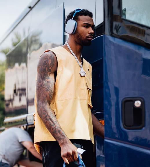 伊森其实非常的自信和自负。去年夏天他直接拒绝了火箭队开出的提前续约合同。而小史密