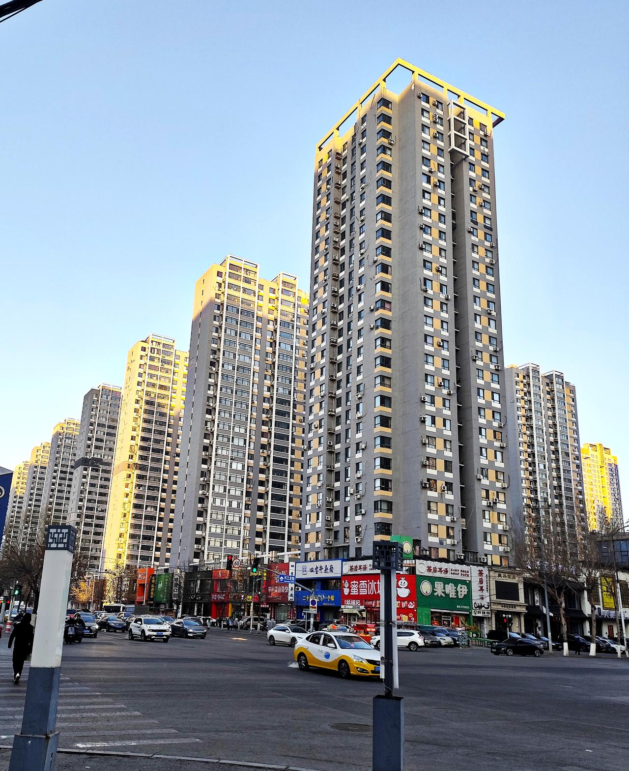路边的建筑宏伟靓丽。日前途经沈阳建设大路云峰街，随拍路边高楼照片一组。