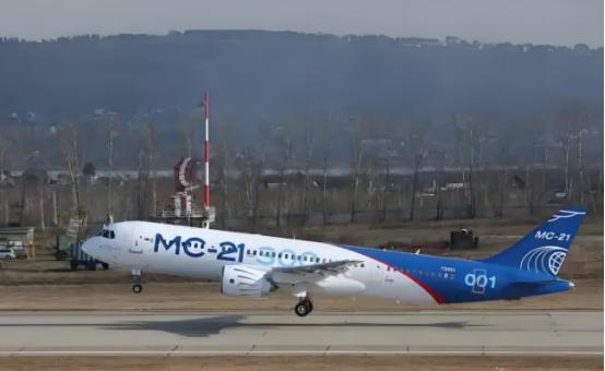 MC-21飞起来了，零件全是自家造的。
发动机是俄产的，机翼是碳纤维的，连螺丝都