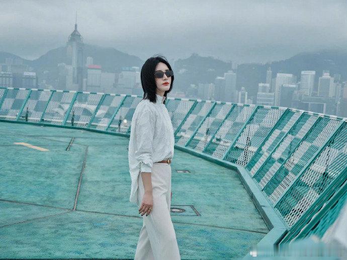 尚雯婕骨折永久性损伤看着尚雯婕笑着说起永久损伤的脚伤，既心疼又佩服，她始终用乐观