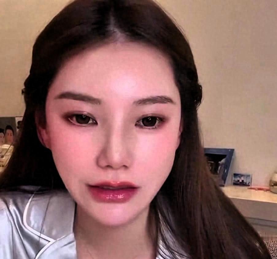 马筱梅直播带货，育儿吧好像，忽然，玥儿冲进来了，大家都愣了，玥儿哭着问她，你会走