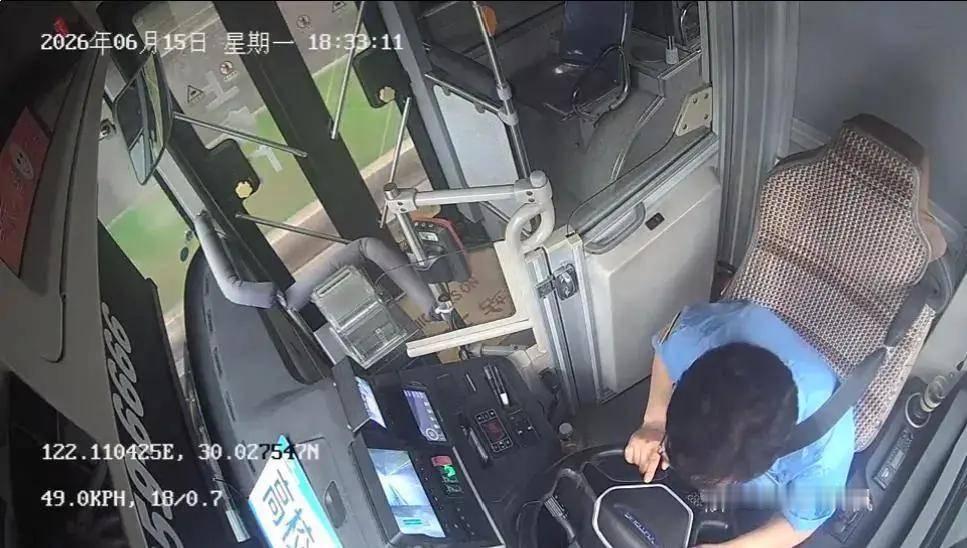 43岁舟山公交司机周俞：生命最后2分20秒，两脚刹车护住全车12人

事迹经过