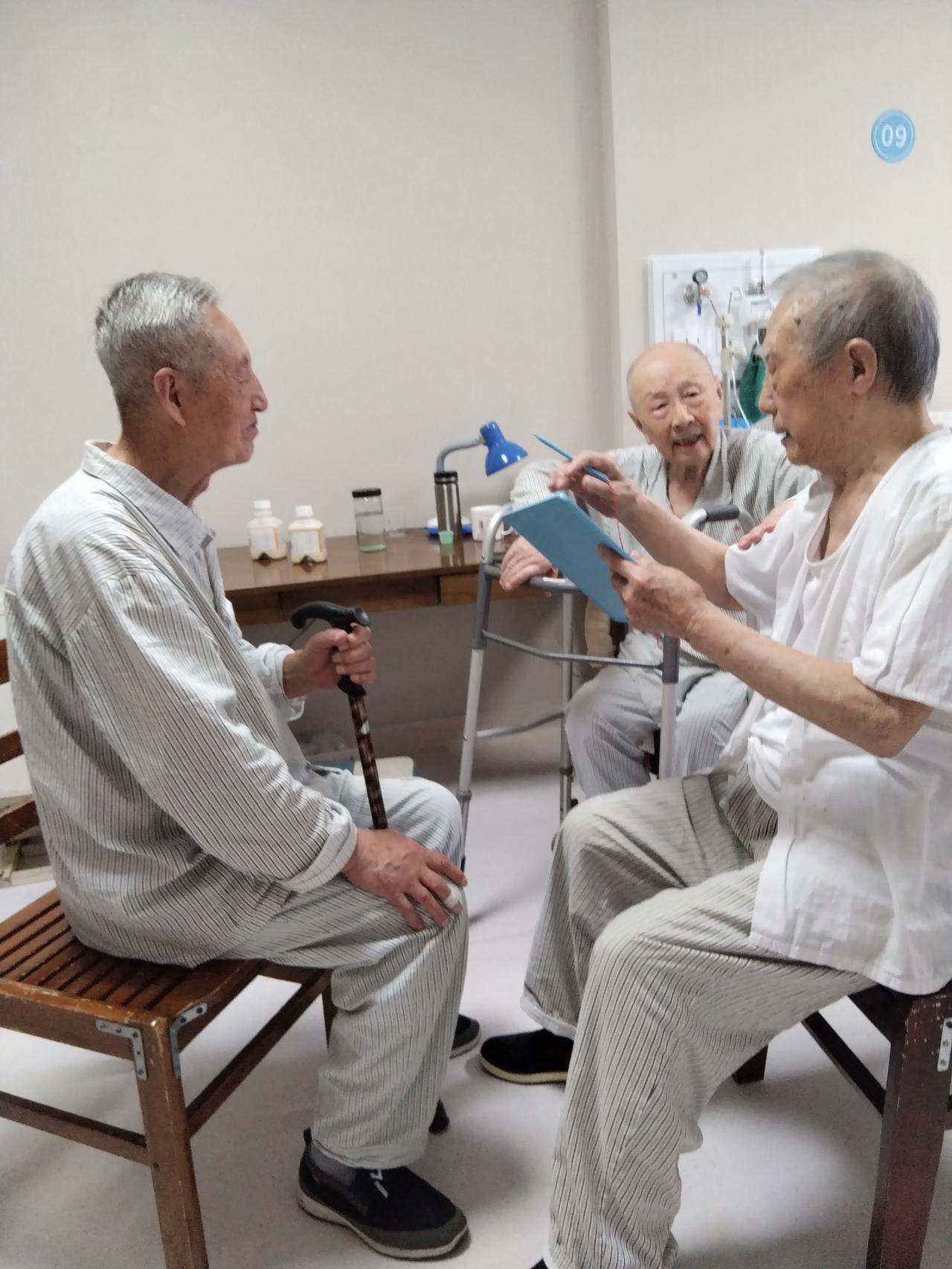 这张照片，是我们家老爷子上个月住院的时候我拍的。
这三个老爷子最年轻的93岁，就