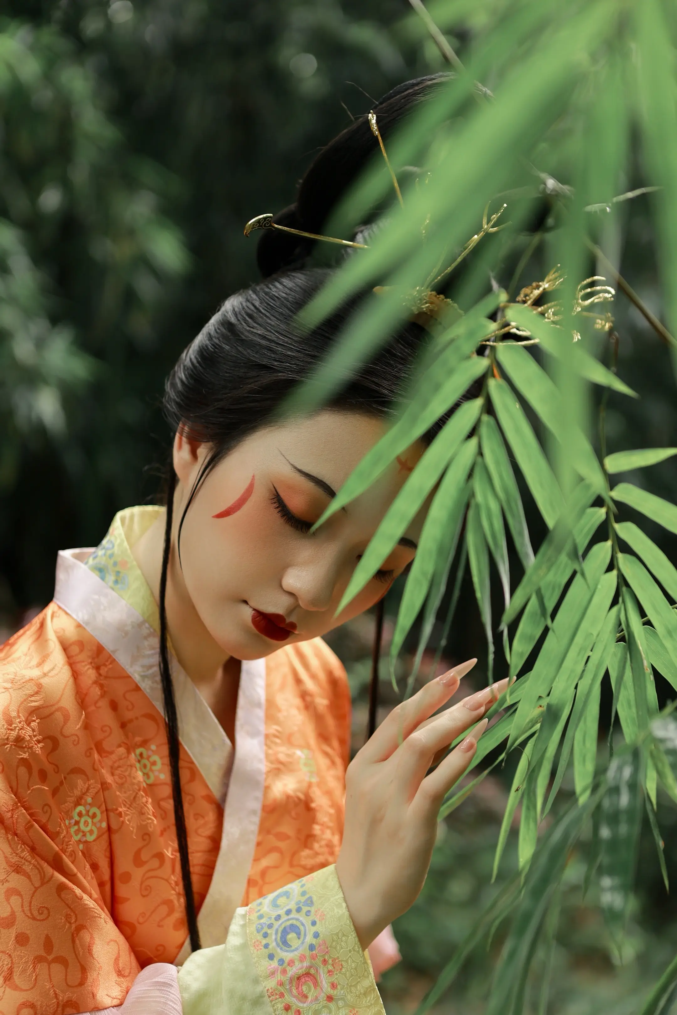 在养小时候的自己。
