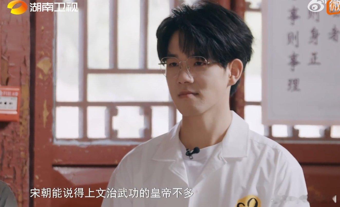 AI还原布衣帝师训斥少年皇帝折柳AI 还原布衣帝师训斥折柳，程颐那凛然风骨，简直
