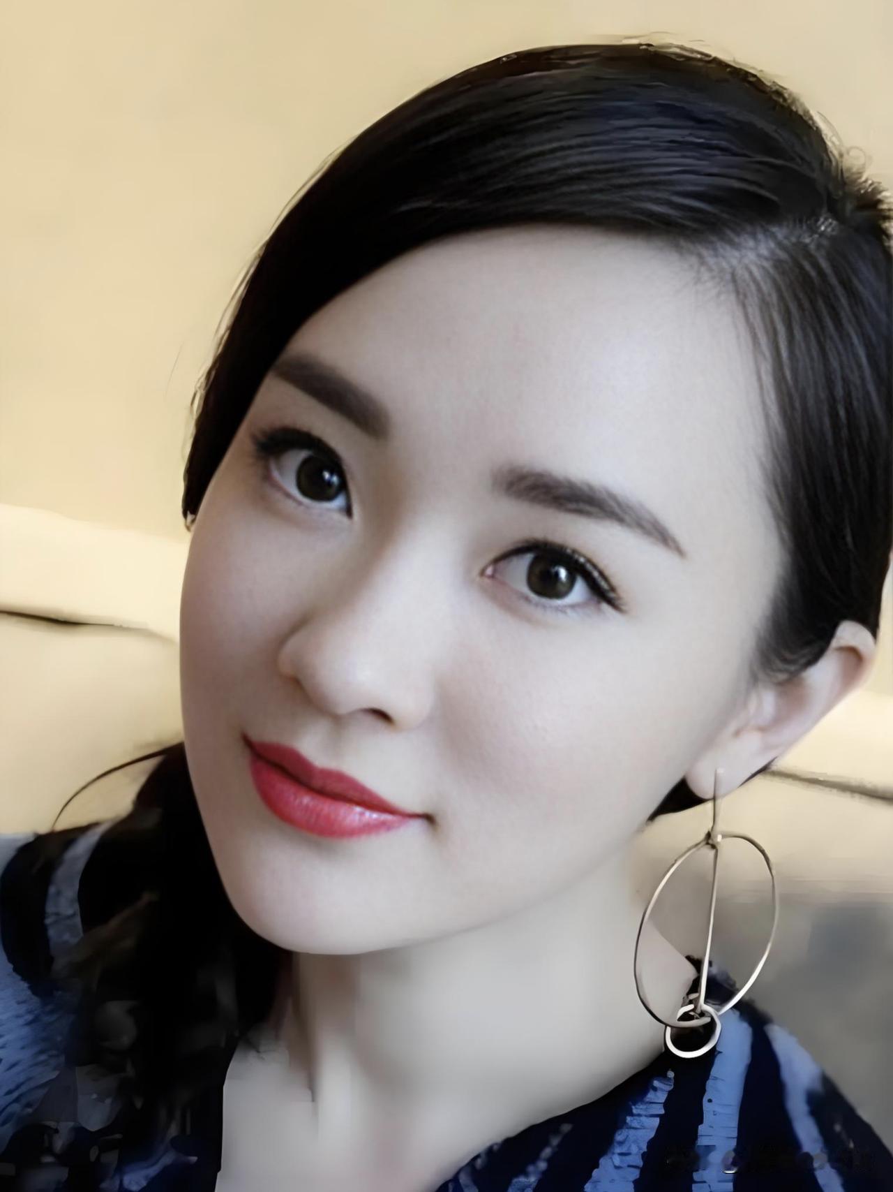霍思燕，温柔眼眸藏星辰，一笑倾城醉春风。岁月不败美人骨，优雅从容自成诗。人一辈子
