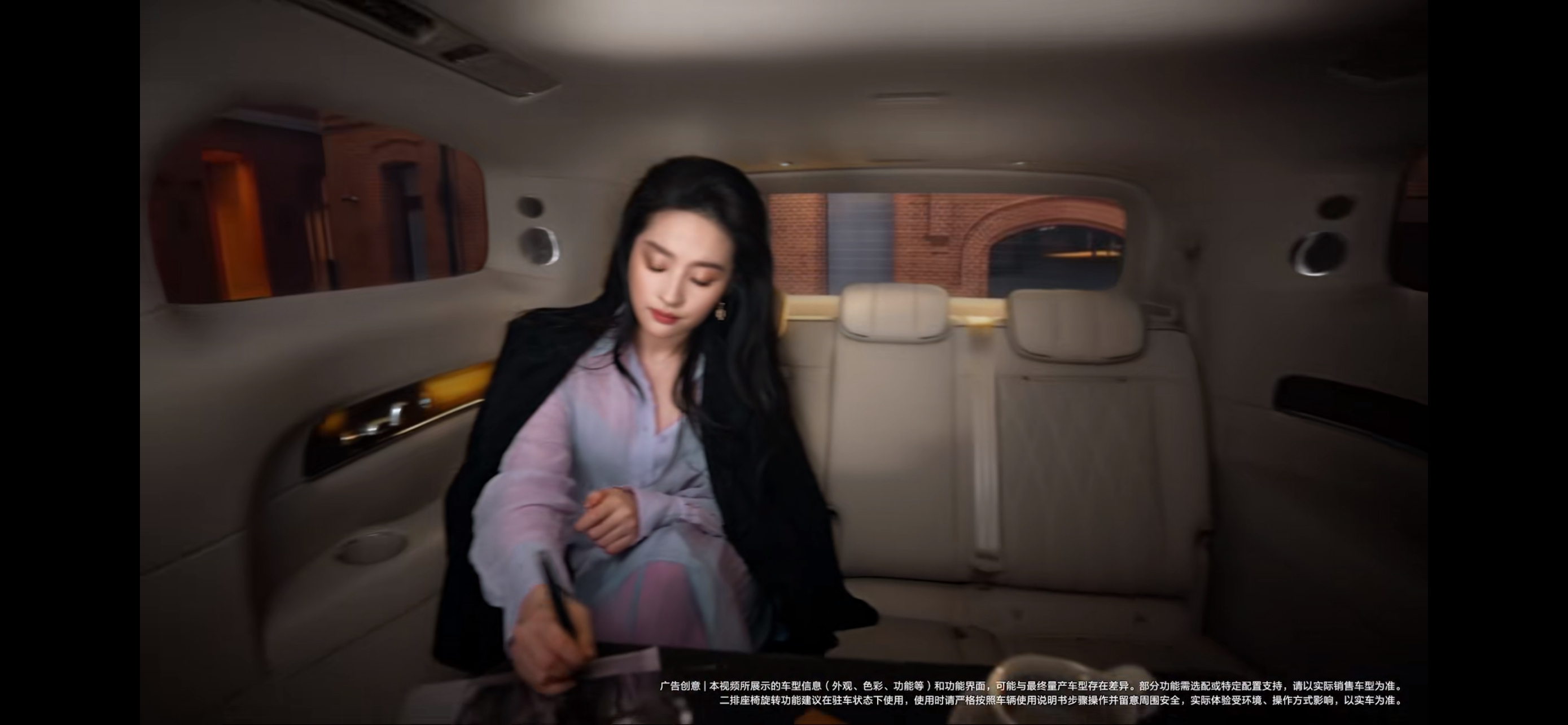 余承东曝智界V9本月上市  智界V9亮相的时候就很有那种掌控全场的感觉了！再加上