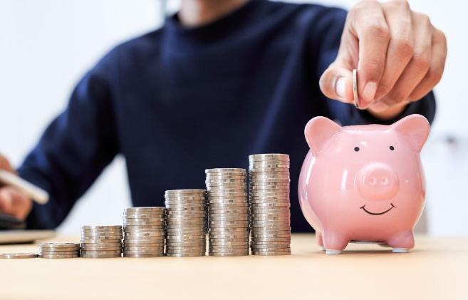 终于有人把话说透了：当普通人存款到20–50万，最危险的不是没钱

钱攒到二三十