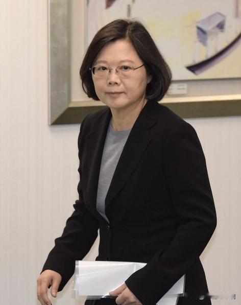 蔡英文曾经罕见发声表示，我是台湾人并没有错，我是中国人，因为我是念中国书长大的，