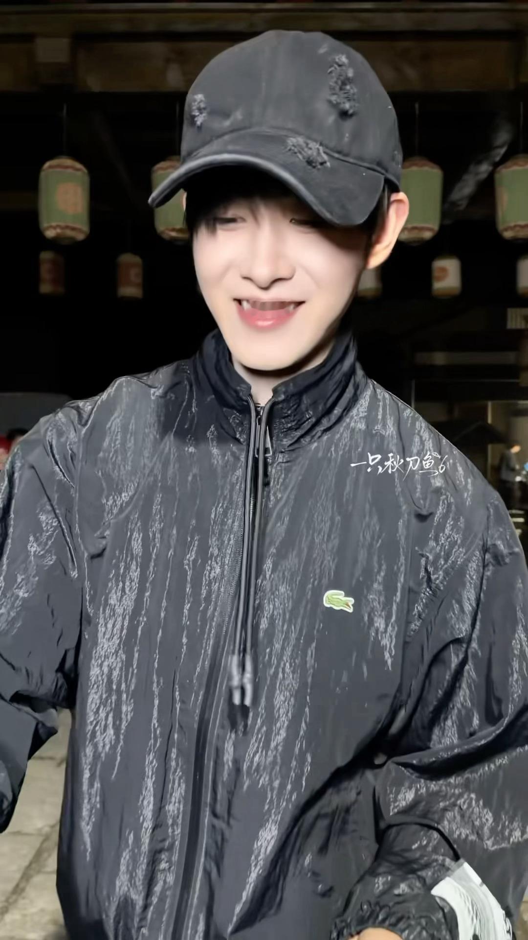 才知道田嘉瑞每次拍戏收工都会一个一个收粉丝信然后一个一个听她们说话🥹🥹🥹就