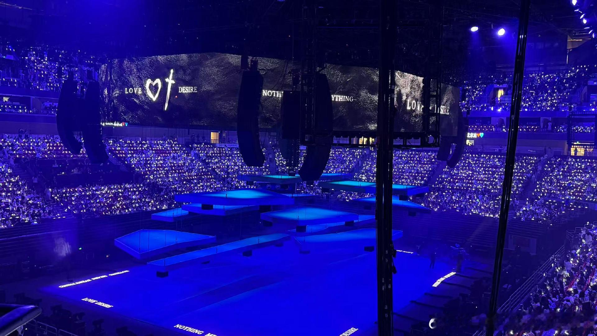 周震南北京演唱会上座率 线下热度完美落地，周震南北京演唱会上座率亮眼，满场观众共