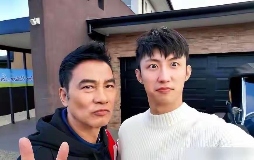 黄景瑜旁边男的是谁？级别应该很高