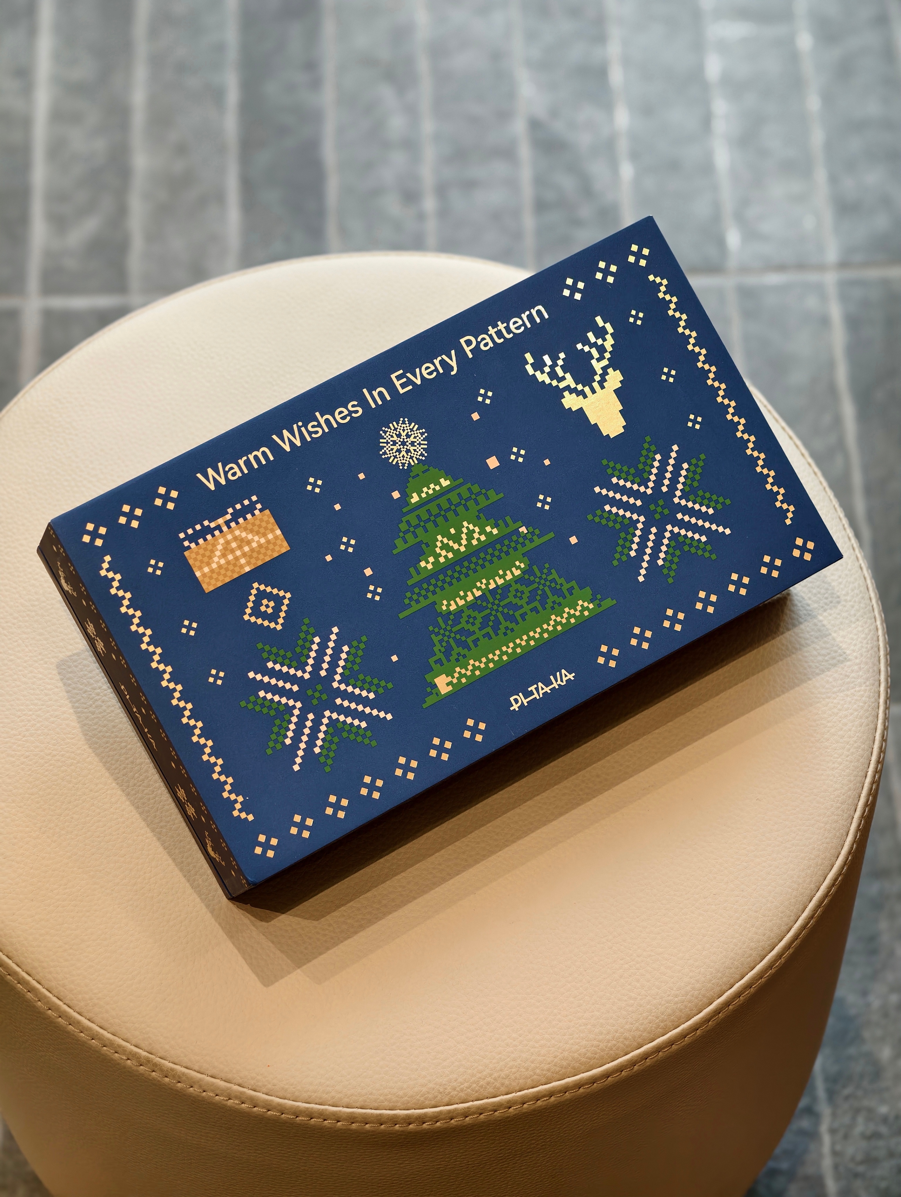 嘿，是谁收到了老婆送的圣诞礼物。圣诞系列的PITAKA礼盒，里面是个圣诞系列的袜