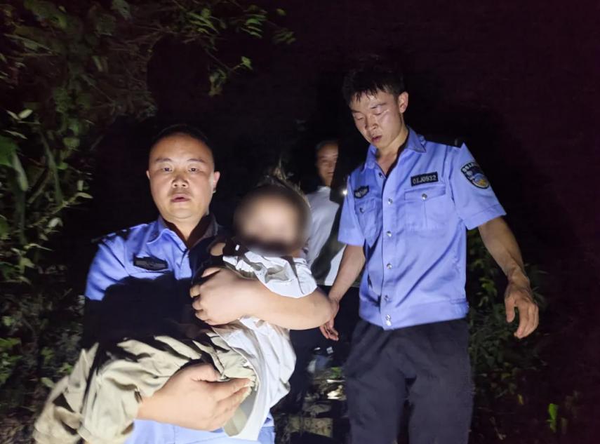 #万能生活指南##两岁女童失踪7小时#，网友向人民警察致敬
对于家长来说，养孩子