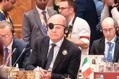 印度G20峰会上出现滑稽的一幕，戴着一只眼罩的德国总理舒尔茨郑重地表示：像乌克兰