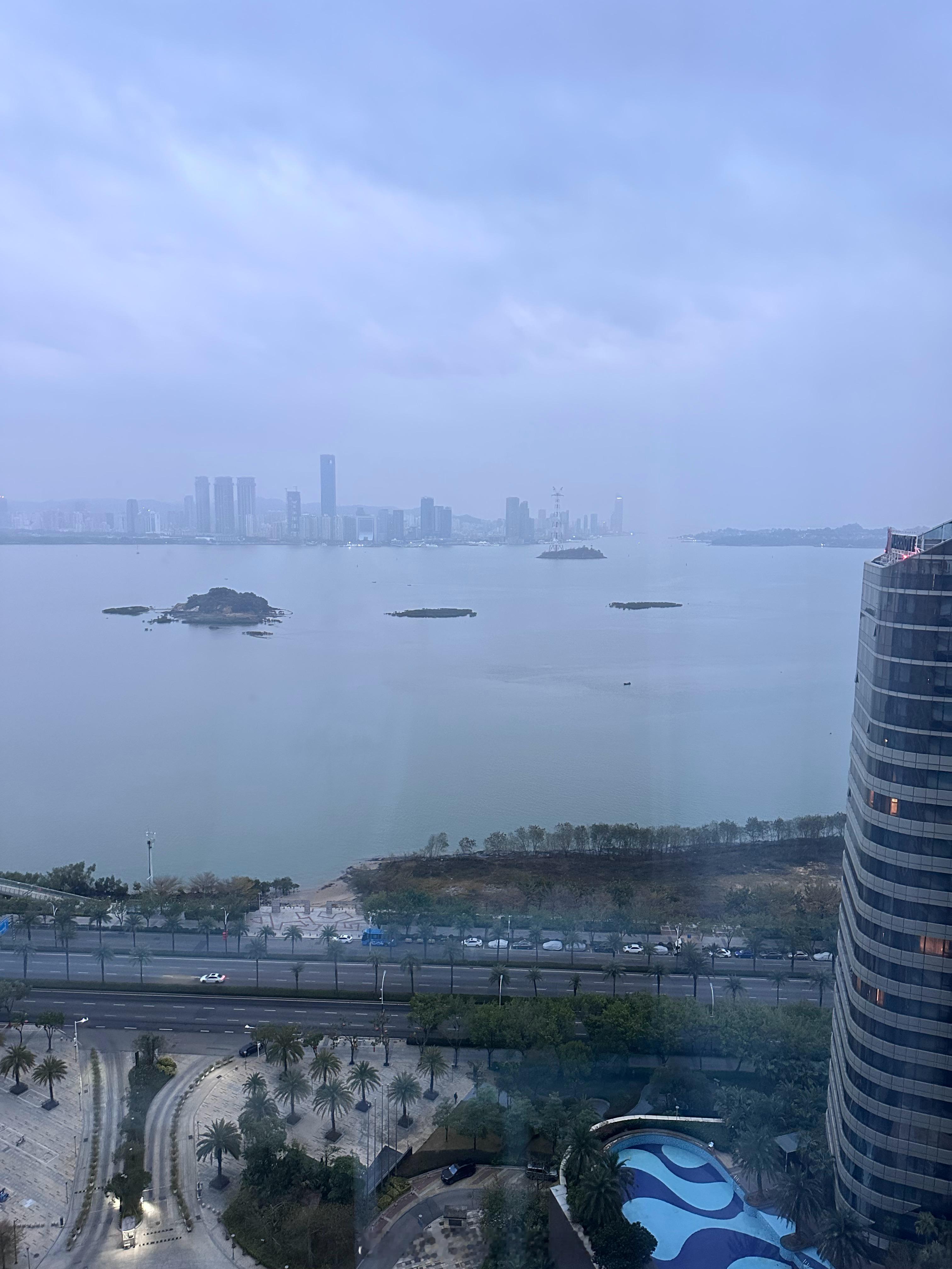 我滴个乖乖，上班第一天居然五点多就醒了，之前都是睡到八点多醒，虽然过两天才正式工