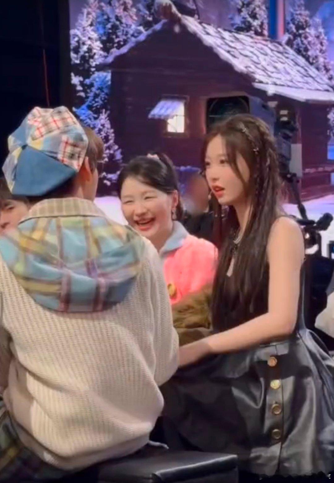 虞书欣一喊林一乖乖挪过来 金靖说林一看谁的眼神都深情 两人站在一起，就像是现实版