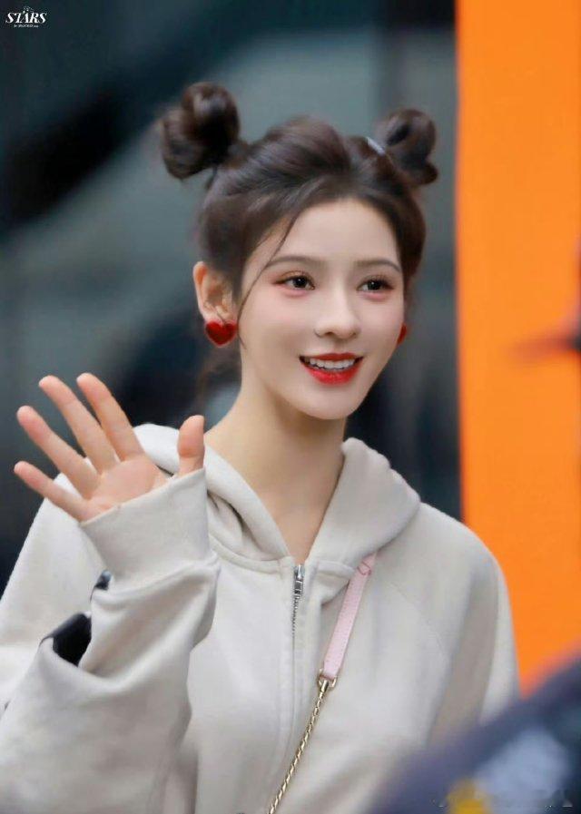 #偶遇张予曦妈妈和弟弟#真的是一家子的美人啊，弟弟长得也很标致 ​​​