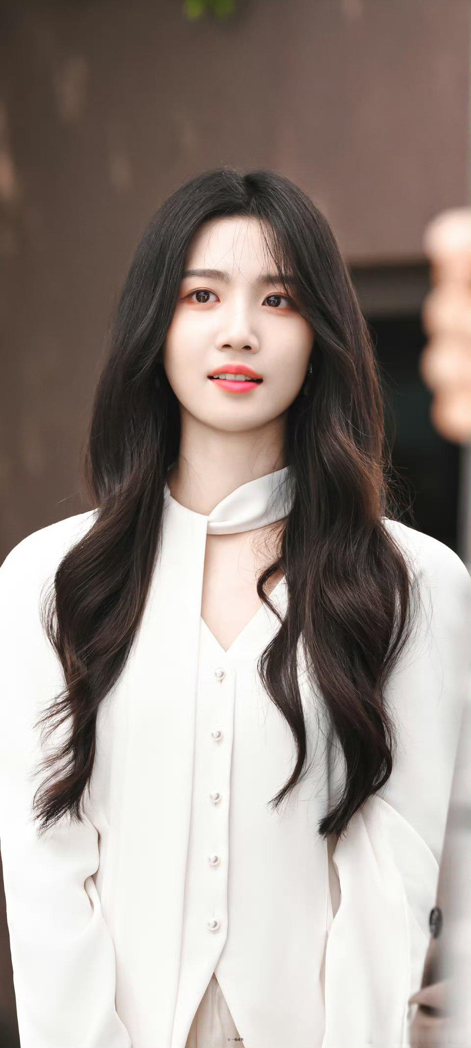 胡羞李佳平行线因卢昱晓相交 胡羞以脚步丈量大地，李佳以图纸勾勒未来，本是平行线的