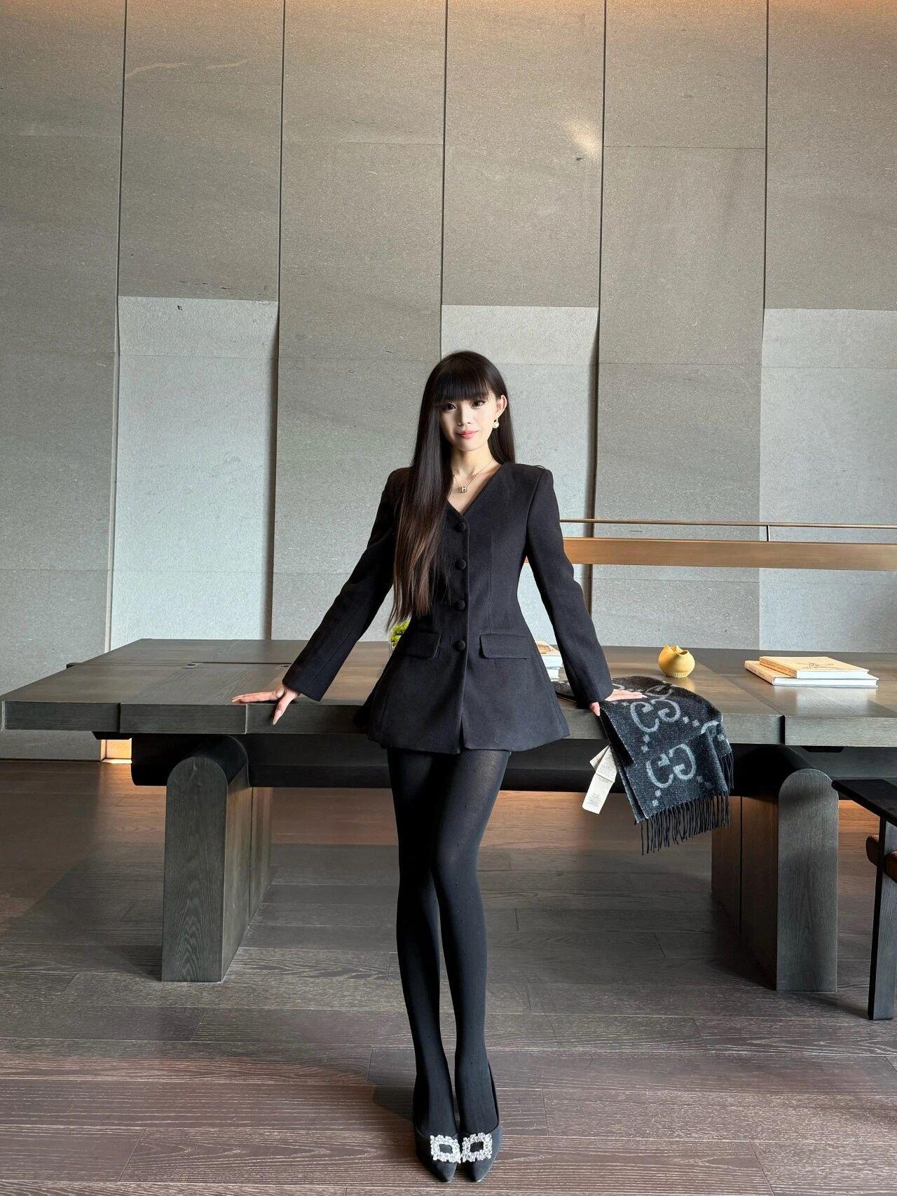 “​​黑色收腰西装+厚黑丝+平底鞋”，显瘦显高，一身黑好气质！
太喜欢这个掐腰设