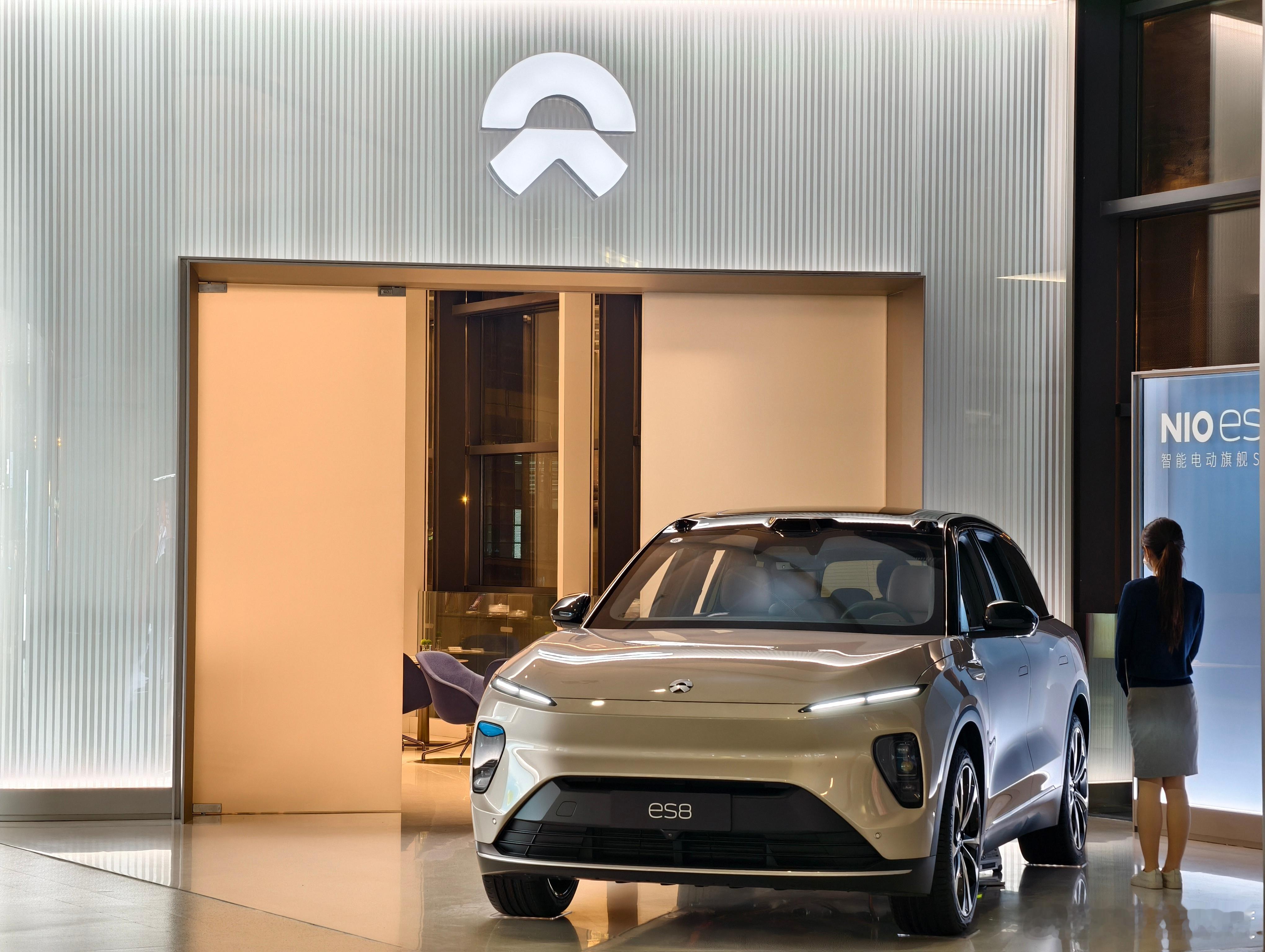 周一白天忙完，晚上虹桥飞成都，这时候我特别羡慕蔚来这个虹桥牛屋休息厅。  