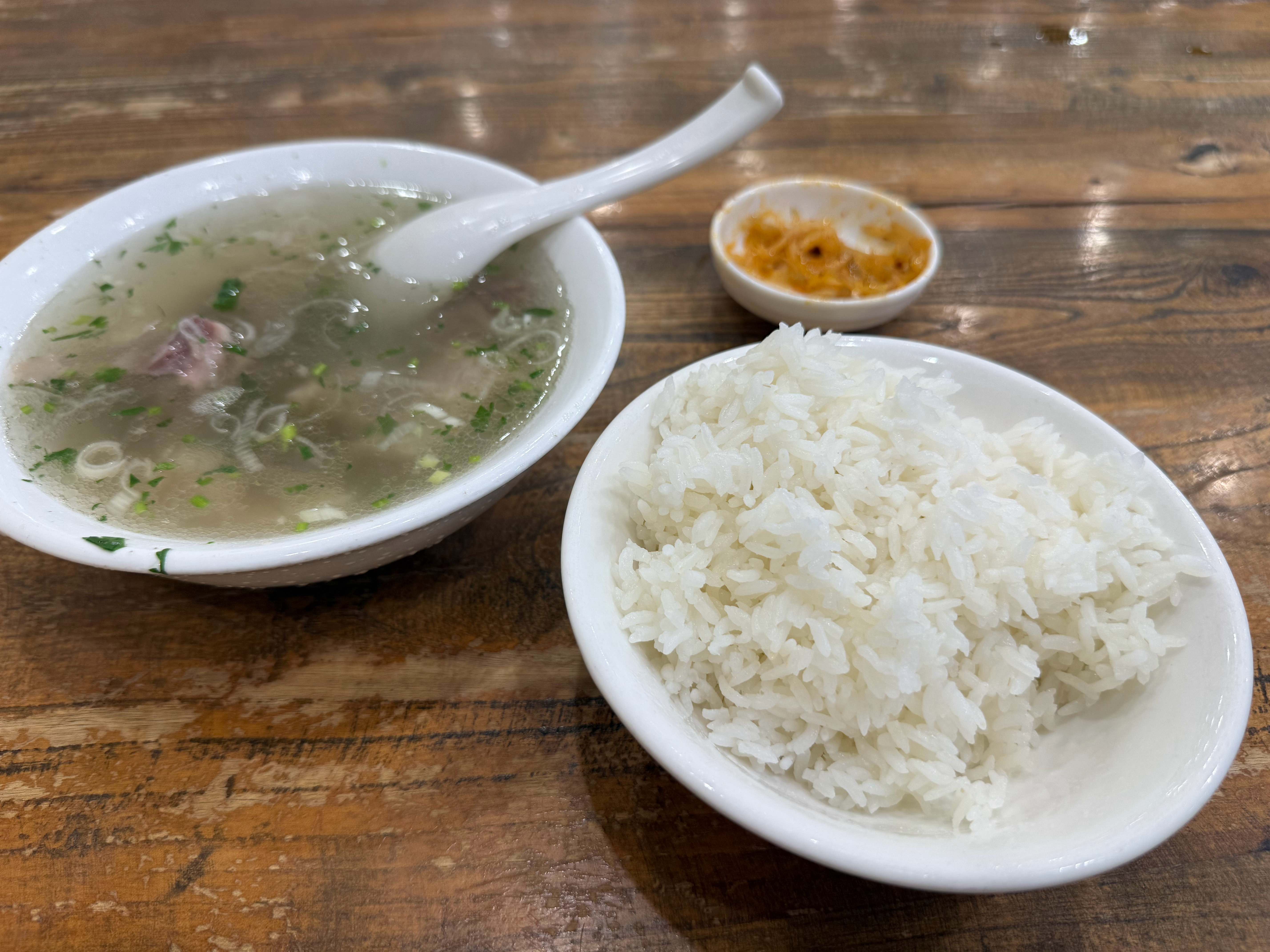 在沈阳炖肉界卖30一份！还不含米饭不给添汤的店仅此一家啊哈哈哈哈。但是全是鲜牛肋