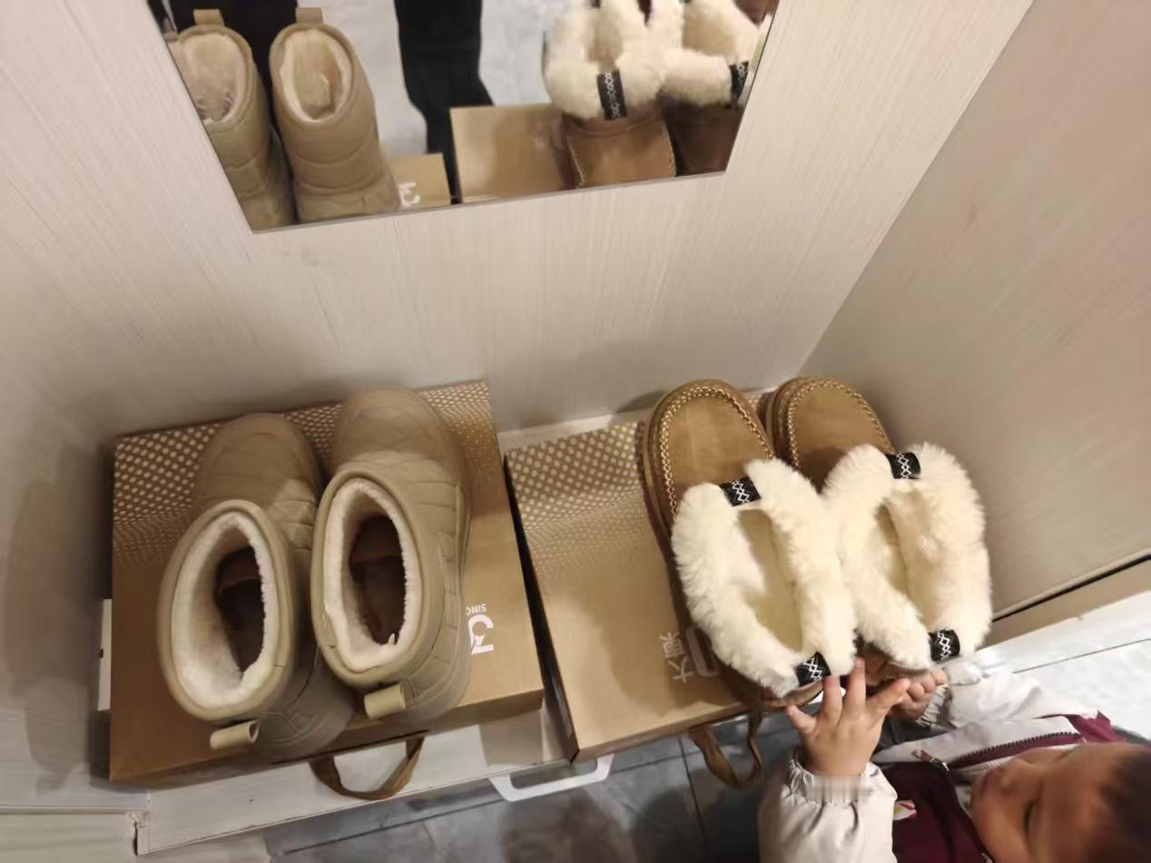 有人给你买衣服，才是最贵的，珍贵的贵。

常说家常饭菜是最贵的，珍贵的贵。而有人