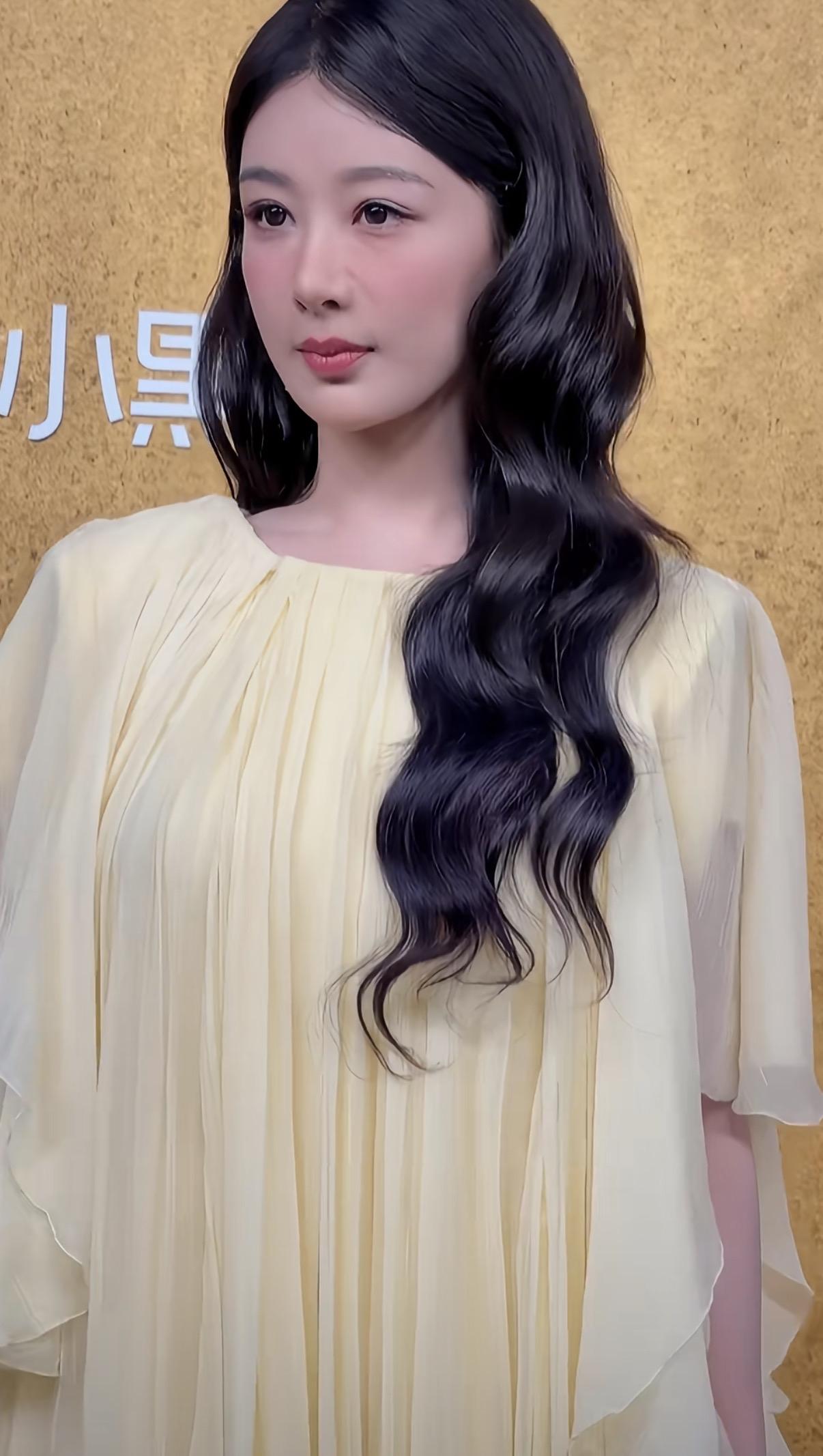 杨紫VOGUE红毯造型，这衣服好宽松啊！很富态的造型，怎么感觉裙子版型是向太会穿