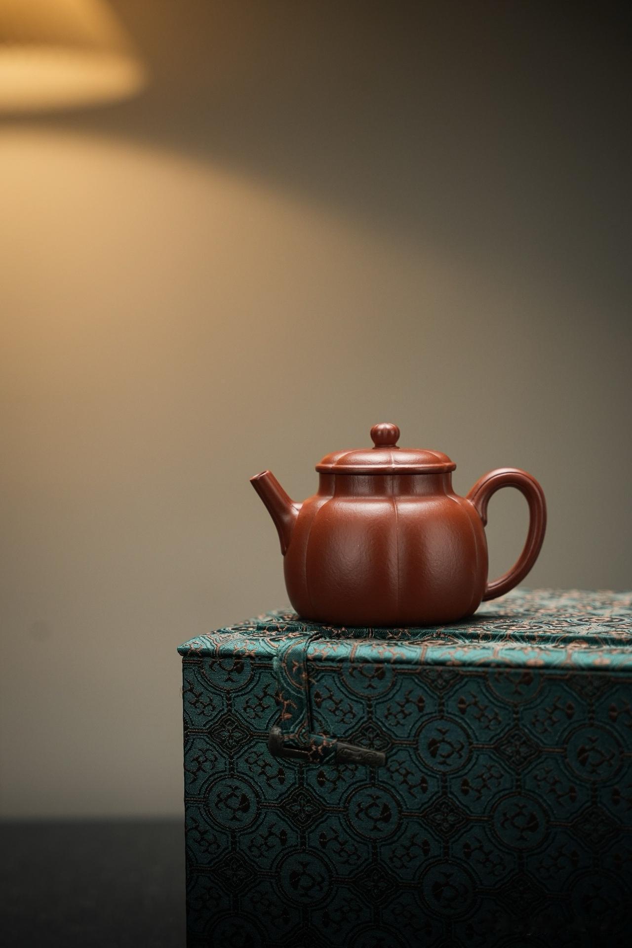包浆法。泡茶时将茶汁淋在壶上，认为壶多淋几下，就能多吸收一些营养，且不擦不刷。久