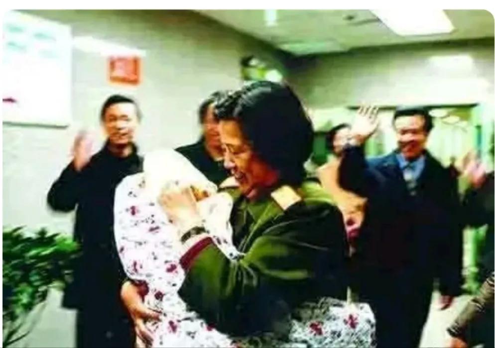 2003年12月26日，毛新宇的妻子刘滨顺利分娩，生下了儿子毛东东。当时，正在参