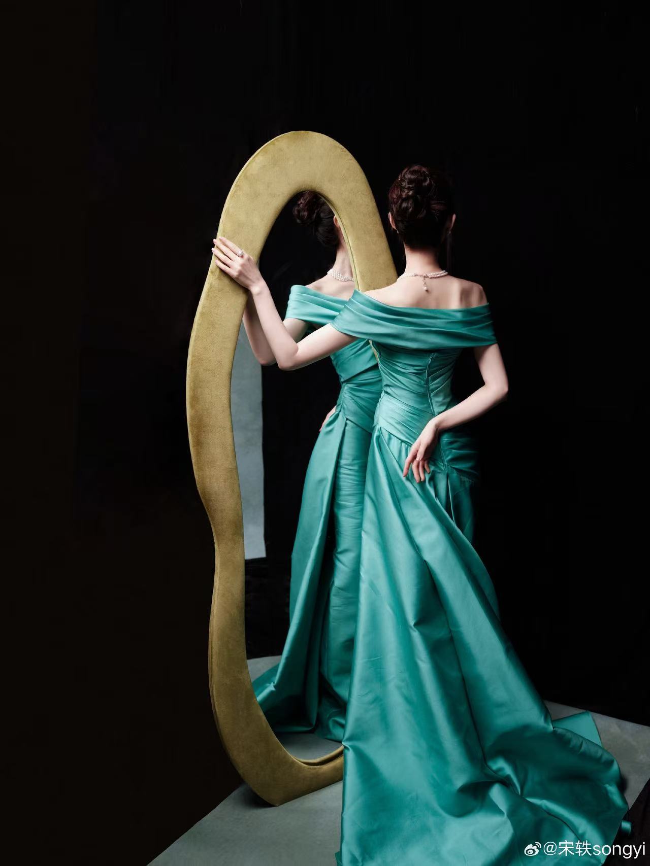 宋轶蓝绿色长裙宋轶一字领蓝绿色长裙宋轶蓝绿色长裙，好美，行 