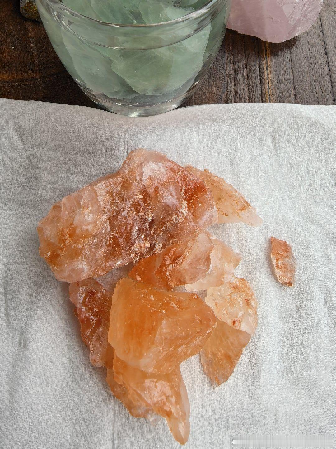 朋友说我最近气场太炸裂，给了水晶让我泡在水里说平和磁场，泡了一天杯口居然有白色析